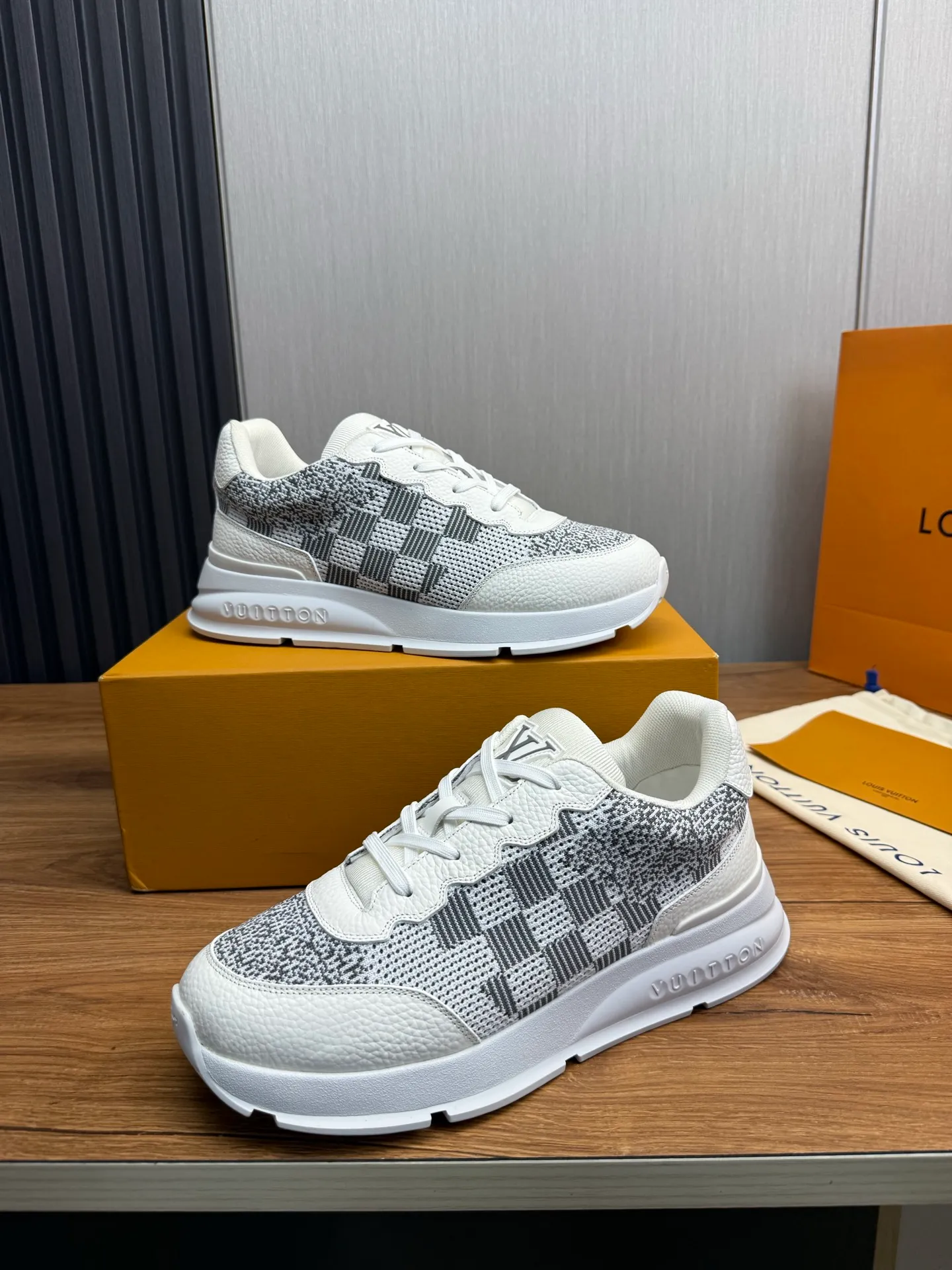 Men's shoes 💰640💰 LOUIS VUITTON [Luden Yiwei] The new trendy Lv is on the market 🎁, casual and fashionable men's shoes 👟 The upper is made of high-count and high-density fly weave + cowhide mesh lining, the original wear-resistant rubber outsole, the version is simple and elegant, exclusive for trendy men. 38-45 (45 is custom-made and cannot be returned or exchanged)